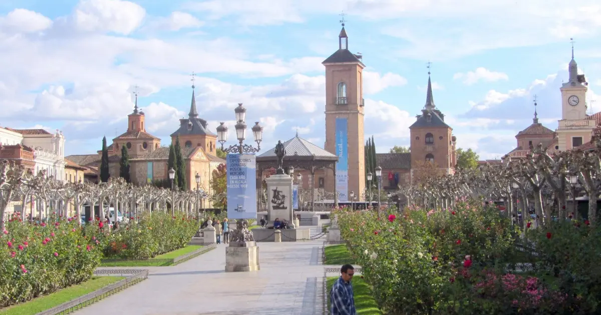 Cuidado de personas mayores en Alcalá de Henares: plaza de Cervantes de Alcalá de Henares con sus jardines y torres