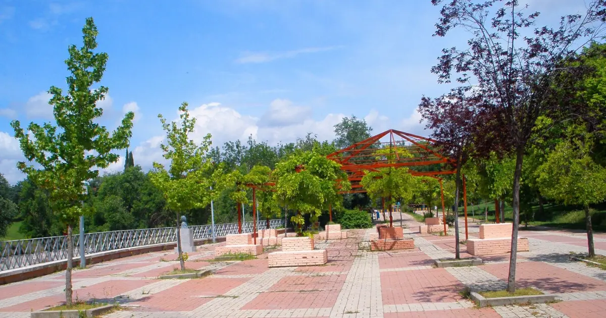 Cuidado de personas mayores en Alcobendas: paseo arbolado y pérgola en el Parque de Andalucía de Alcobendas