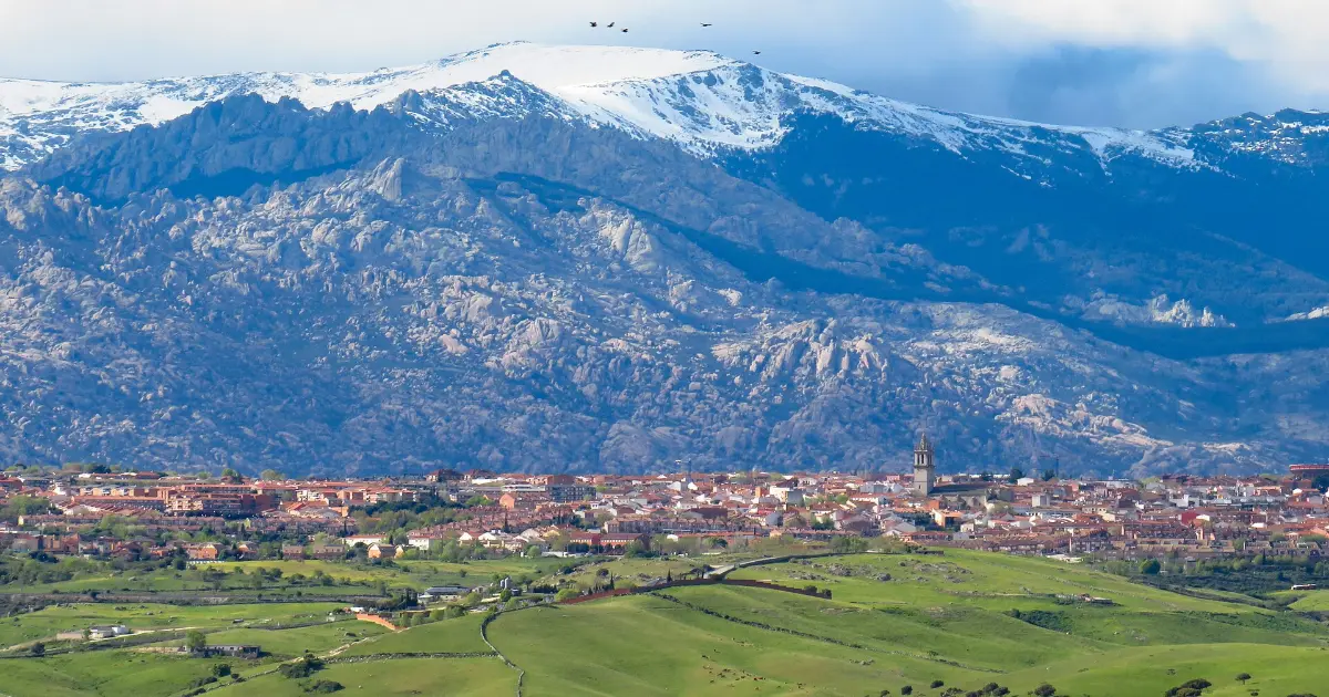 Cuidado de personas mayores en Colmenar Viejo: vista general de Colmenar Viejo con la Sierra de Guadarrama al fondo