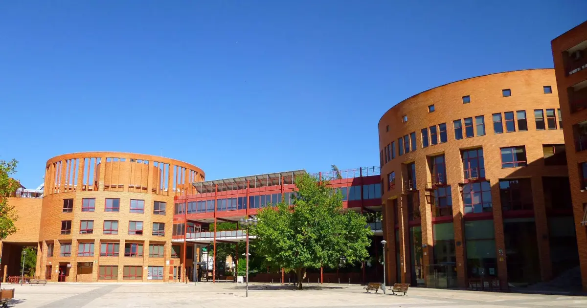 Cuidado de personas mayores en Coslada: ayuntamiento y Centro Cultural La Jaramilla en la Plaza Mayor de Coslada