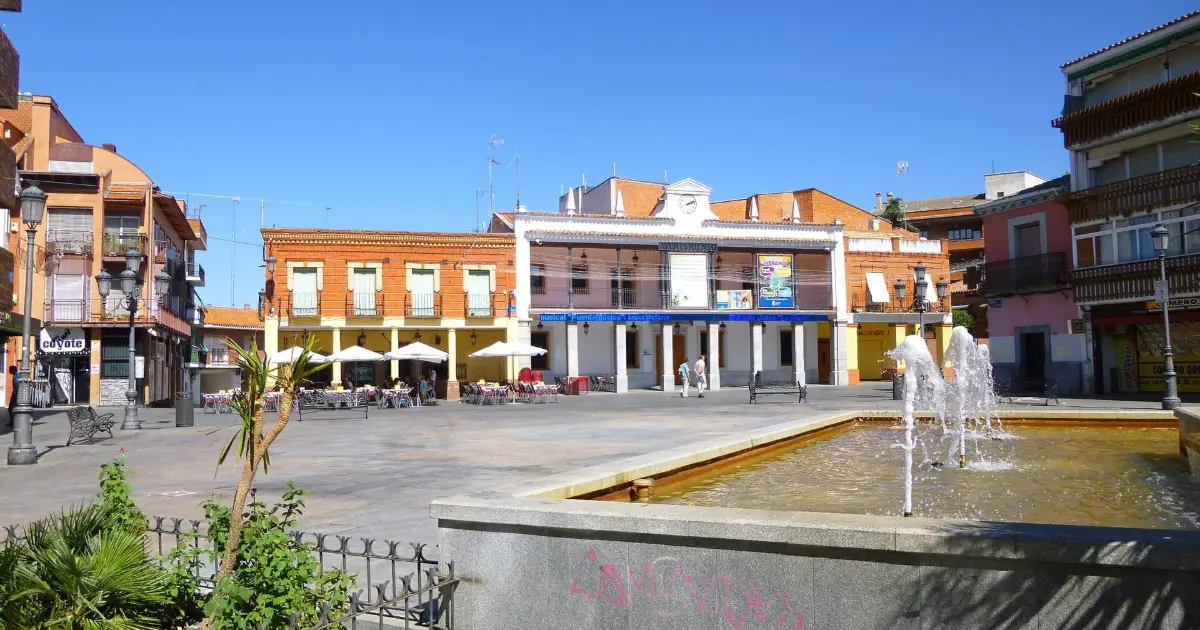 Cuidado de personas mayores en Fuenlabrada: plaza de la Constitución y Ayuntamiento de Fuenlabrada