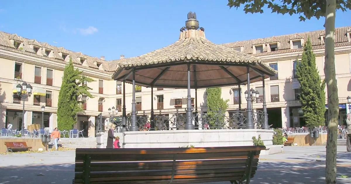 Cuidado de personas mayores en Las Rozas de Madrid: templete de la Plaza de España de Las Rozas de Madrid