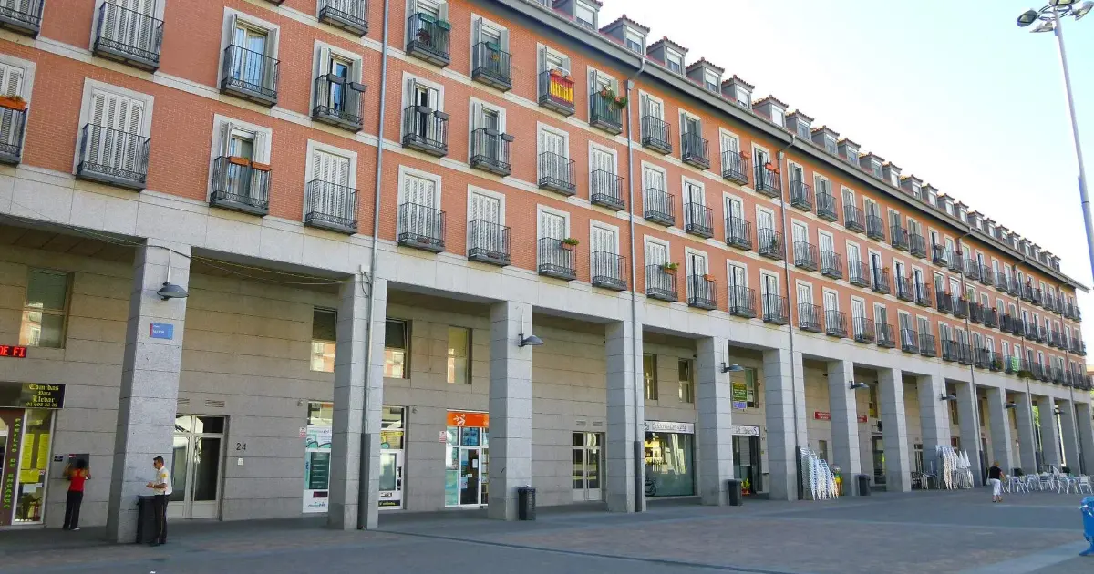 Cuidado de personas mayores en Leganés: edificios porticados de la Plaza Mayor de Leganés