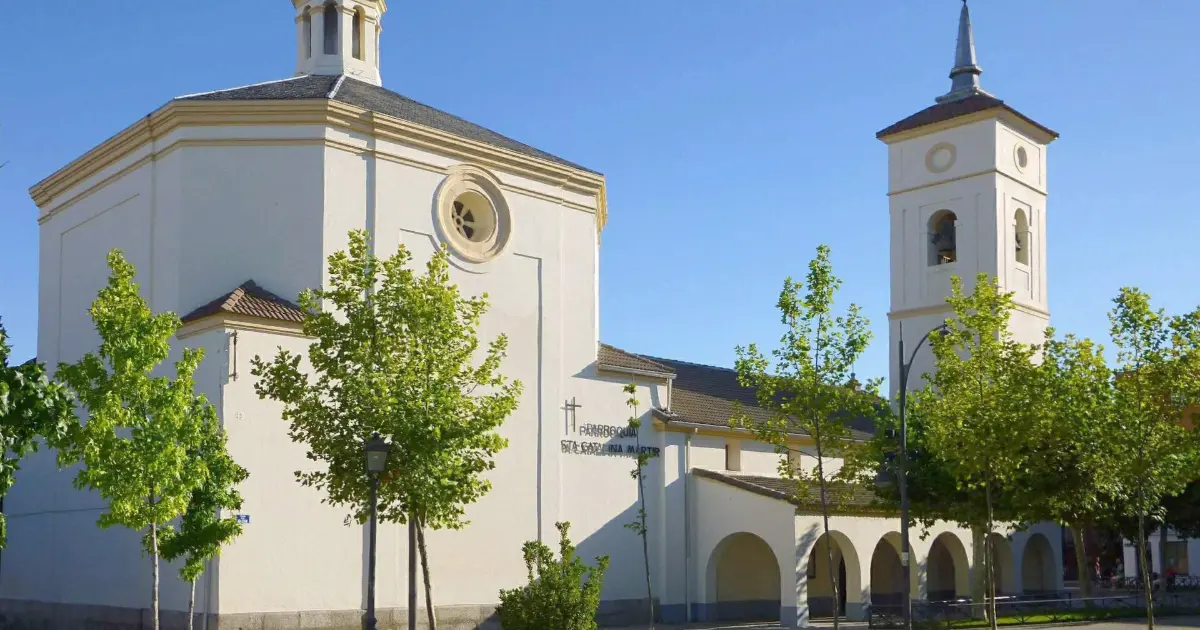 Cuidado de personas mayores en Majadahonda: iglesia de Santa Catalina Mártir y su plaza en Majadahonda