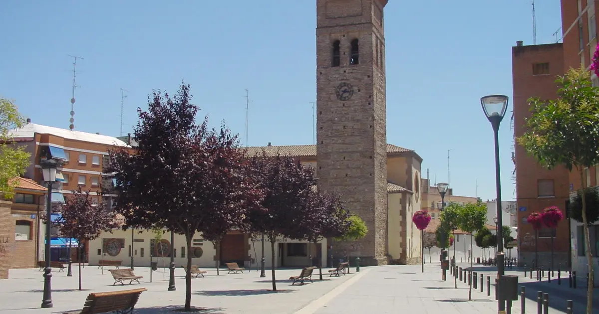 Cuidado de personas mayores en Móstoles: plaza e iglesia de Nuestra Señora de la Asunción de Móstoles