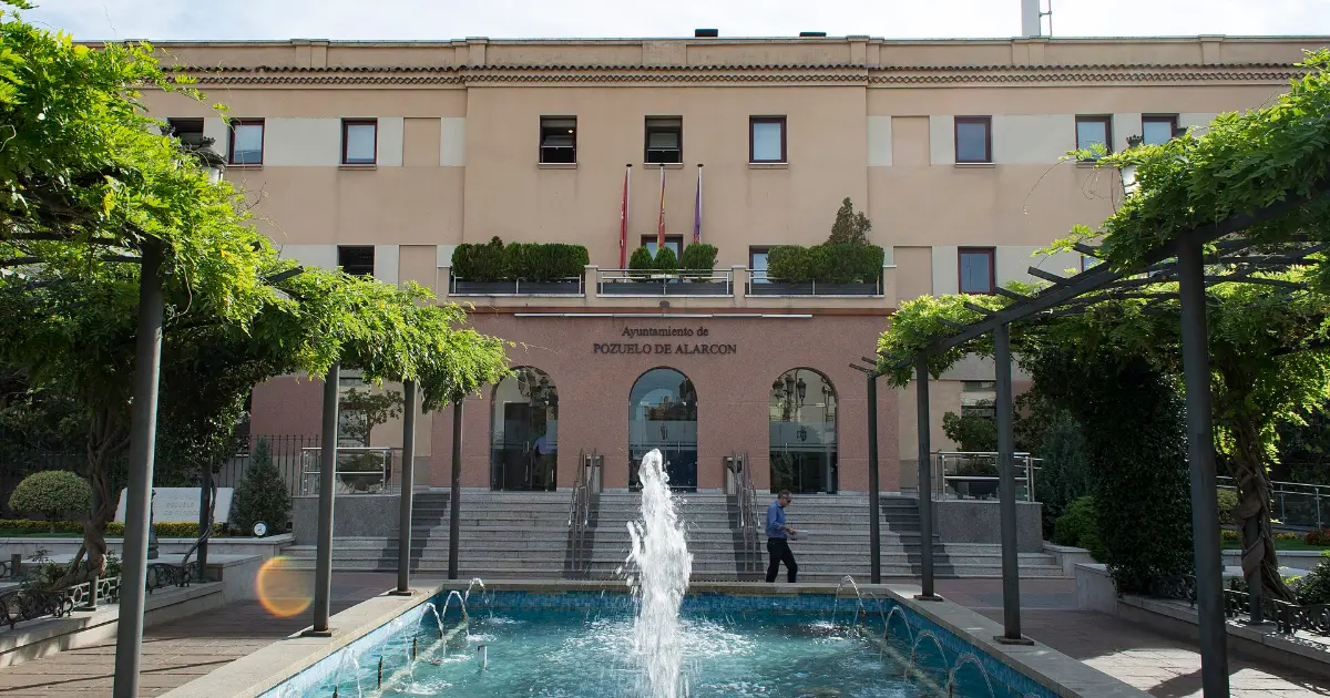 Cuidado de personas mayores en Pozuelo de Alarcón: ayuntamiento de Pozuelo de Alarcón con su fuente en la Plaza Mayor