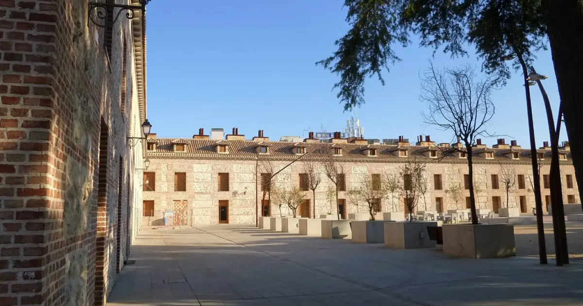 Cuidado de personas mayores en San Fernando de Henares: edificios históricos de la Plaza de España de San Fernando de Henares