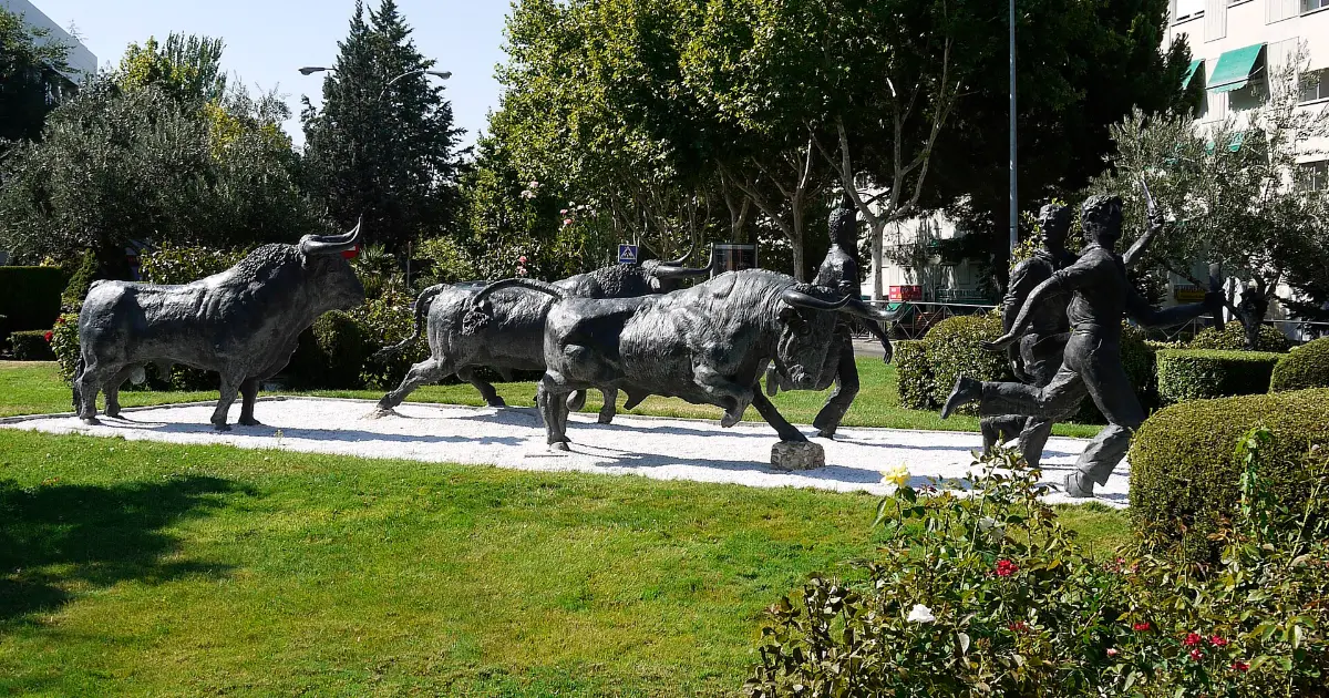 Cuidado de personas mayores en San Sebastián de los Reyes: monumento a los encierros en la plaza Andrés Caballero de San Sebastián de los Reyes