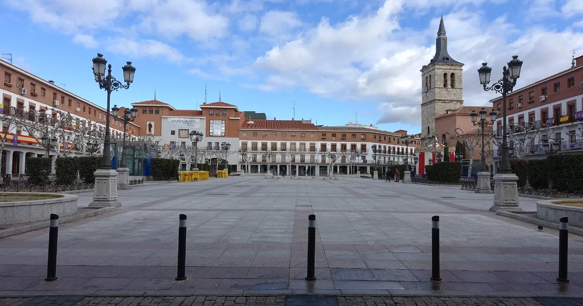 Cuidado de personas mayores en Torrejón de Ardoz: plaza Mayor de Torrejón de Ardoz con la torre de la iglesia de San Juan Evangelista