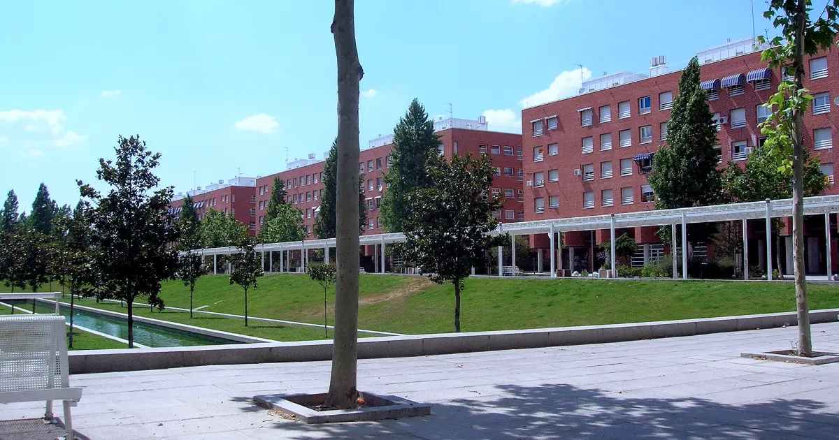 Cuidado de personas mayores en Tres Cantos: plaza del 21 de Marzo con zonas verdes y pérgola en Tres Cantos